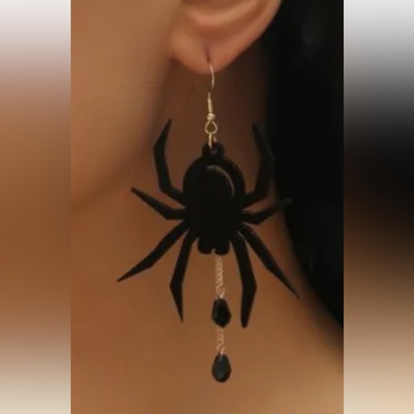 Large acrylic black spider with prey Halloween hook earrings - Picture 2 of 2